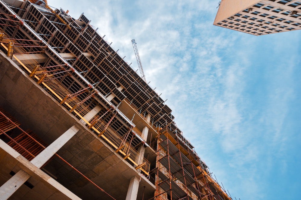 Les sanctions juridiques pour manquement aux obligations du panneau de chantier