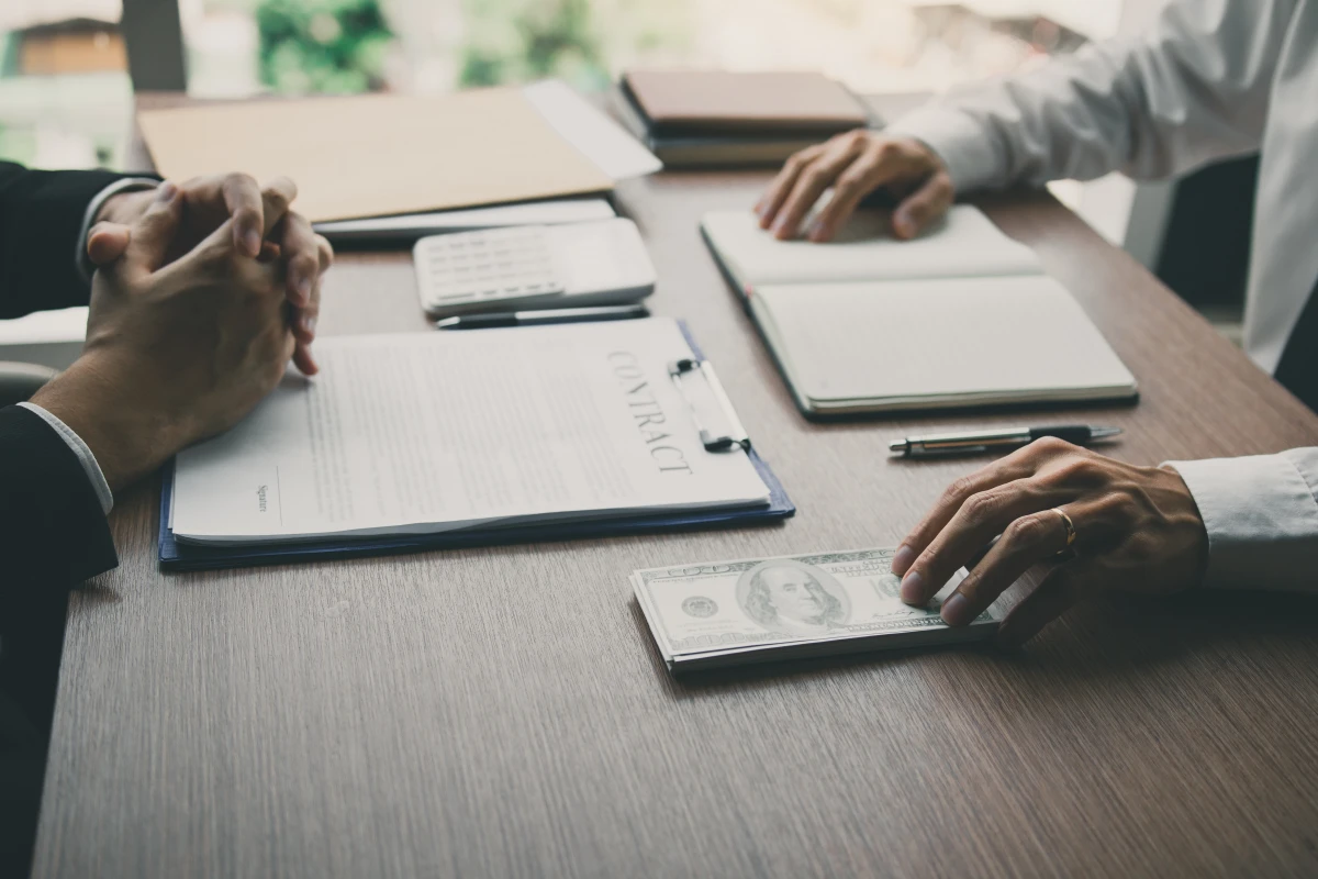 Le dol en droit des contrats : une notion clé à maîtriser
