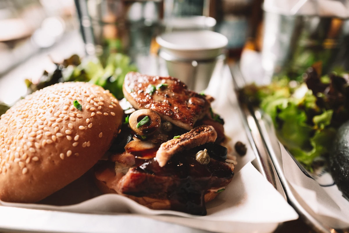 Le foie gras face aux réglementations locales : un défi juridique et gastronomique